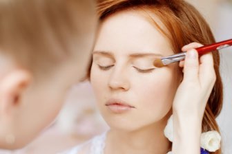 Brautfrisur und Make-up