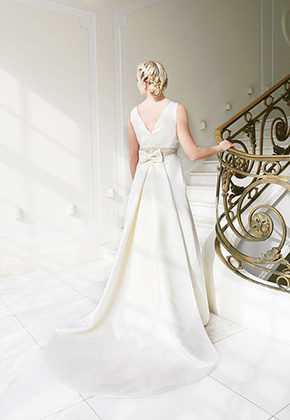 Schlichtes A-Linien Brautkleid mit langer Schleppe