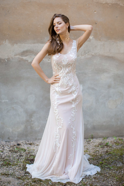 Schlichtes Brautkleid mit Spitze