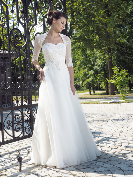 Schlichtes Brautkleid mit Spitze