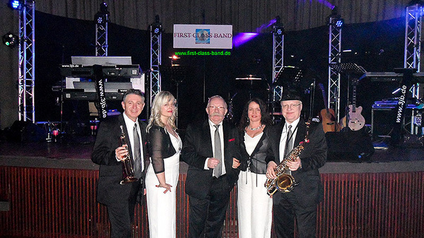 Tanzband First Class