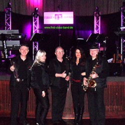 Tanzband First Class