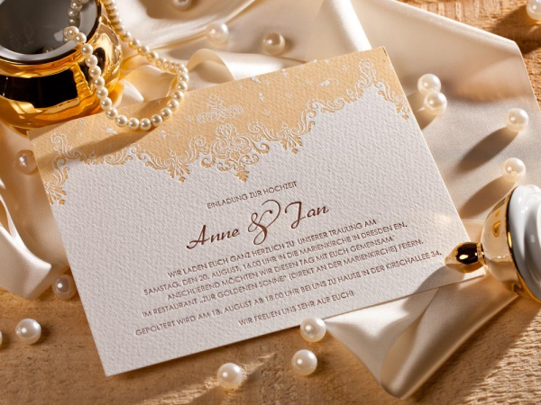 Edle Hochzeitseinladungskarte mit goldener Beschriftung