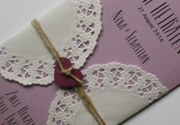 Hochzeitseinladung in lila Vintage Karton