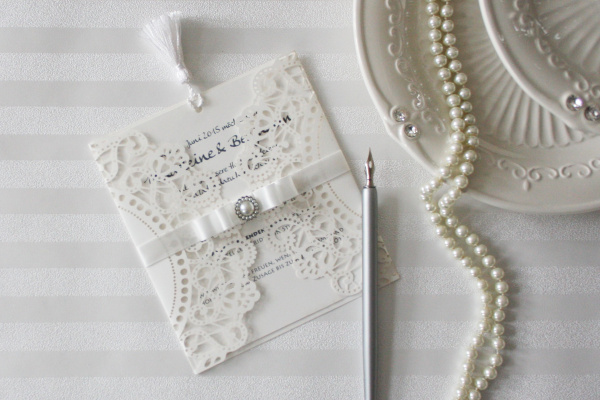 Elegante Vintage Hochzeitseinladung in Weiß