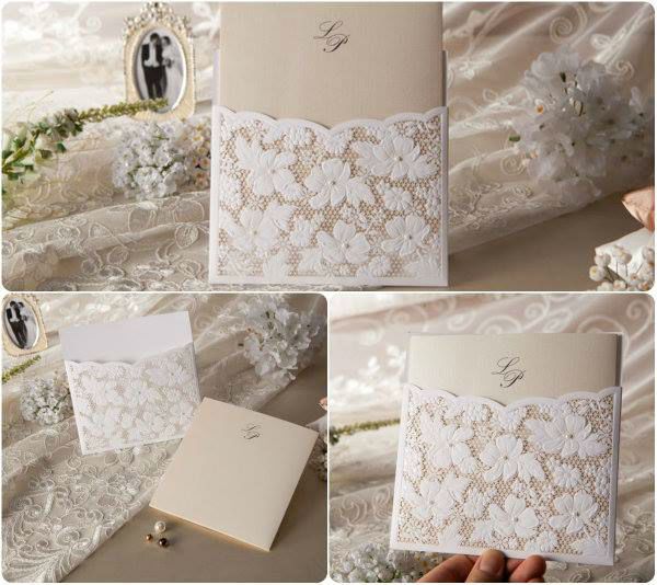 Minimalistische Einladungskarte mit Spitze und Blumen