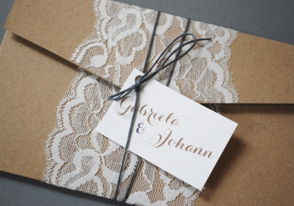 Hochzeitseinladung mit Spitze im Vintage Stil