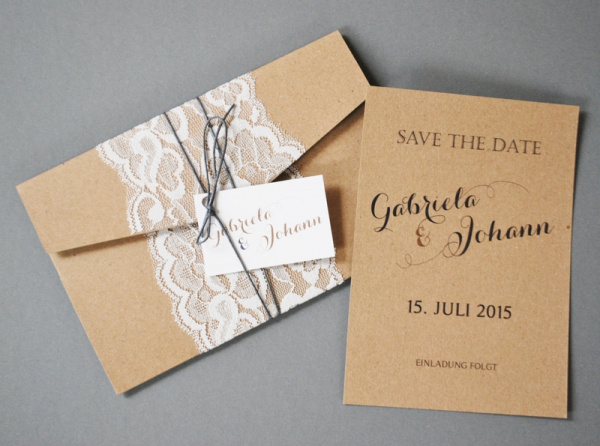 Vintage Save The Date-Karte mit Spitze