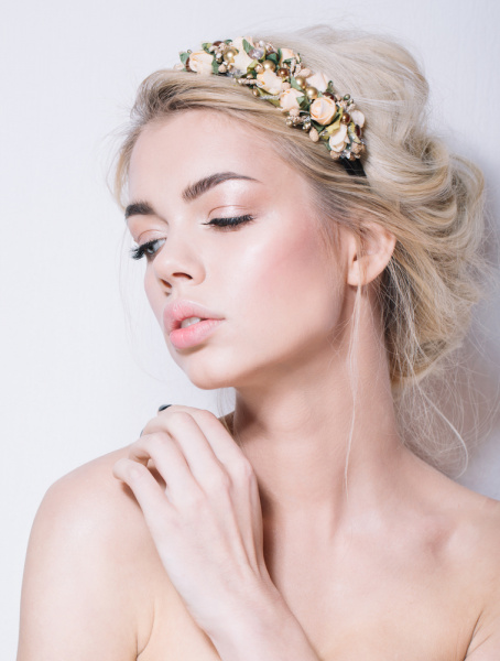 Hochsteckfrisur mit Blumenschmuck