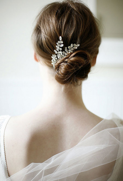 Dutt mit Haarkamm für Bräute mit mittellangen Haaren