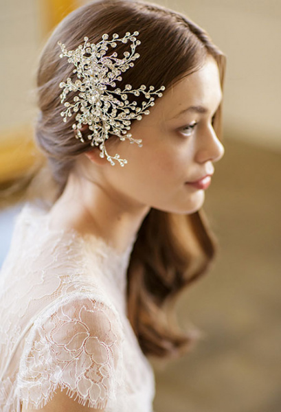 Seitliche Brautfrisur mit Haarkamm