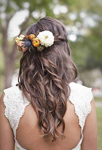 Herbstliche Brautfrisur mit Wellen