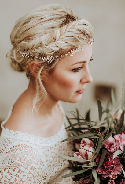 Brautfrisur mit Fischgrätenzopf
