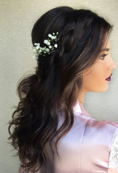 Offene Brautfrisur mit Blumenschmuck