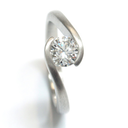 Silberring mit Diamant für die Verlobung