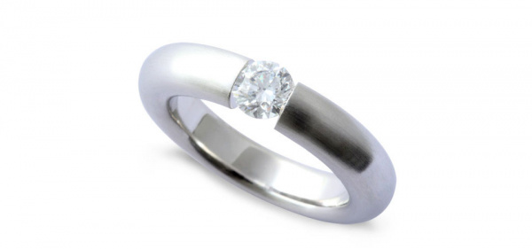 Schicker Silberring für die Verlobung