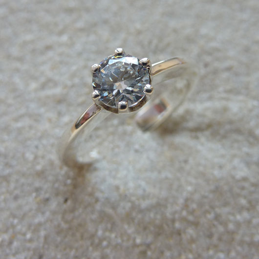 Stillvoller weißgolder Verlobungsring mit Stein