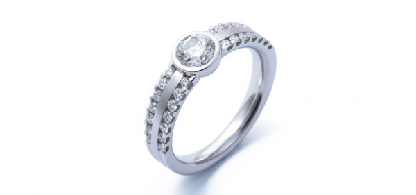Glamouröser Verlobungsring mit Steinbesatz in Weißgold