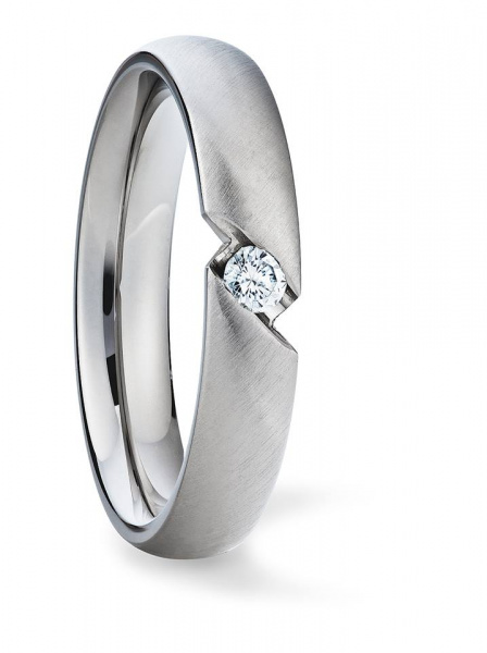 Edler Verlobungsring mit kleinem Stein