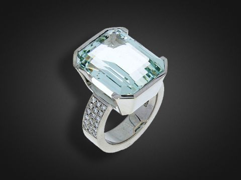 Verlobungsring mit luxuriösem Diamant