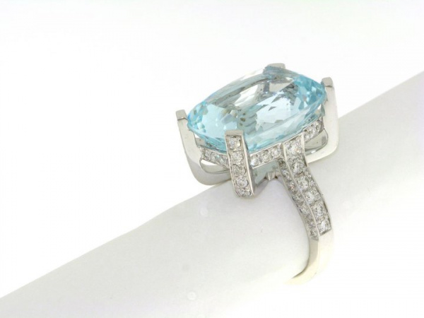 Luxuriöser Verlobungsring mit großem Saphir