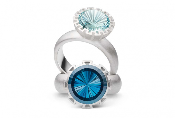 Breite Verlobungsringe mit hellem und dunklem Saphir