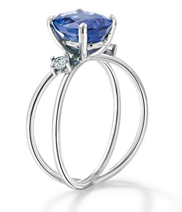 Dünner Verlobungsring mit elegantem Saphir