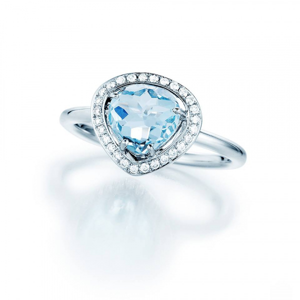 Feiner Verlobungsring mit glamourösem Saphir