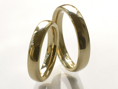 Schlichter Ring für die Trauung in Gold