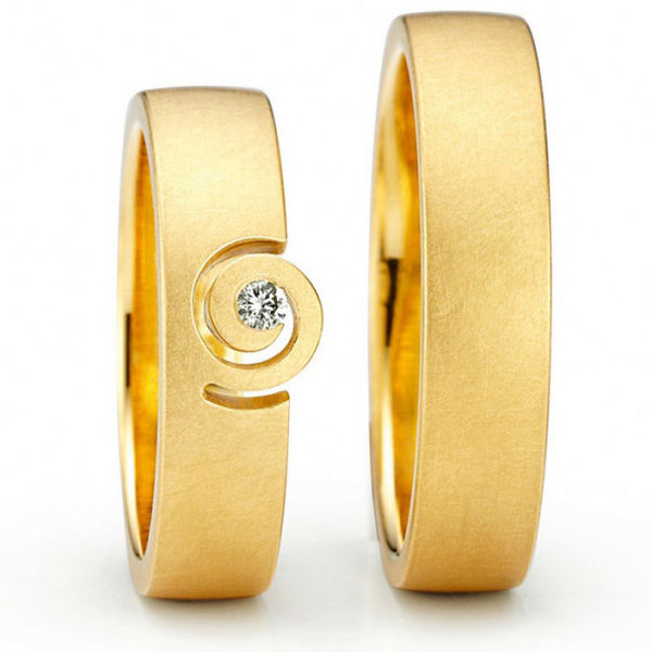 Eleganter Goldring mit kleinem Stein für die Trauung
