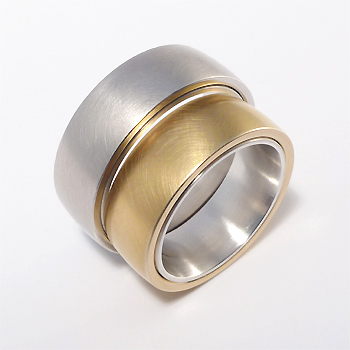 Klassische Trauringe aus Titan in gold und silber Optik