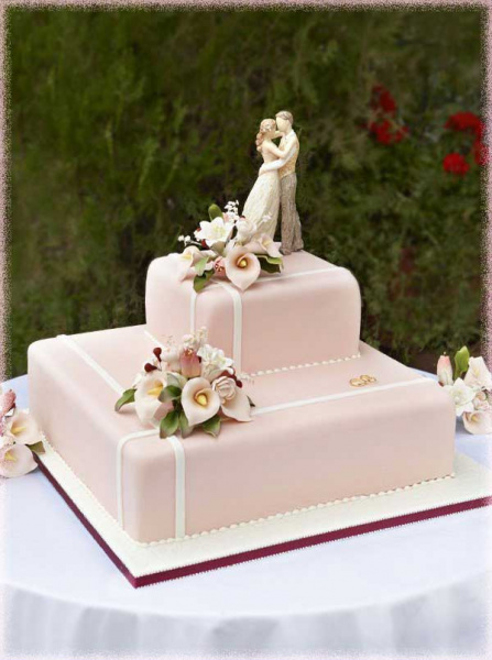 Vintage Hochzeitstorte mit Brautpaar Figur