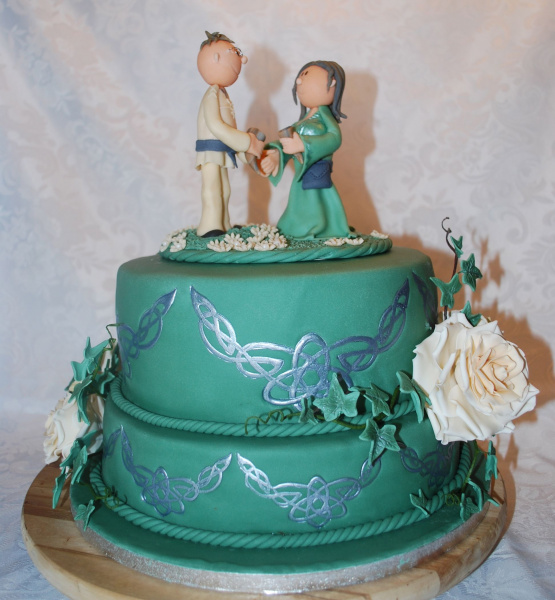 Torte mit mittelalterlichen Hochzeitstortenfiguren