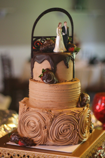 Schokoladentorte mit Vintage Hochzeitstortenfigur