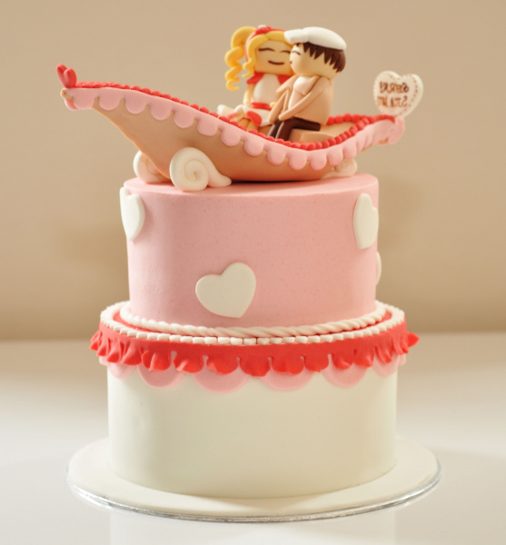 Hochzeitstorte mit lustigen Brautpaar Figuren