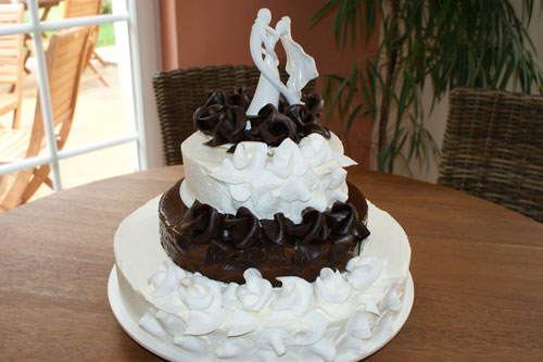 Schwarz weiße Hochzeitstorte mit Brautpaar Figur