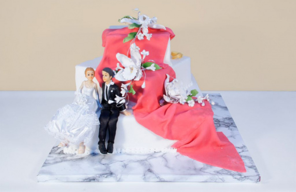 Dreistöckige Torte mit Hochzeitspaarfiguren
