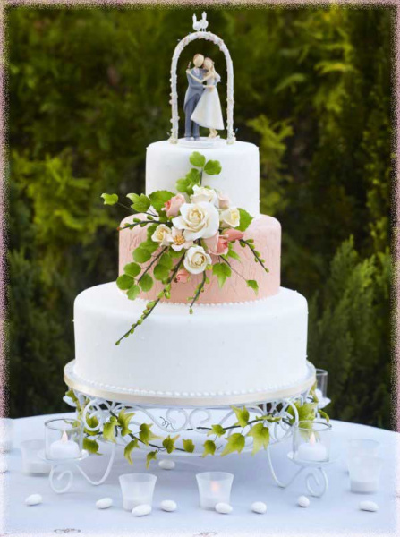 Hochzeitstorte mit echten Blumen und Brautpaar Figur