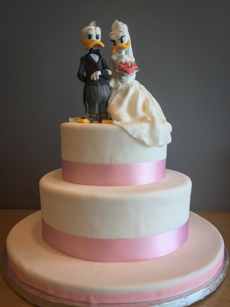 Hochzeitstorte mit lustigen Comic-Brautpaar Figuren