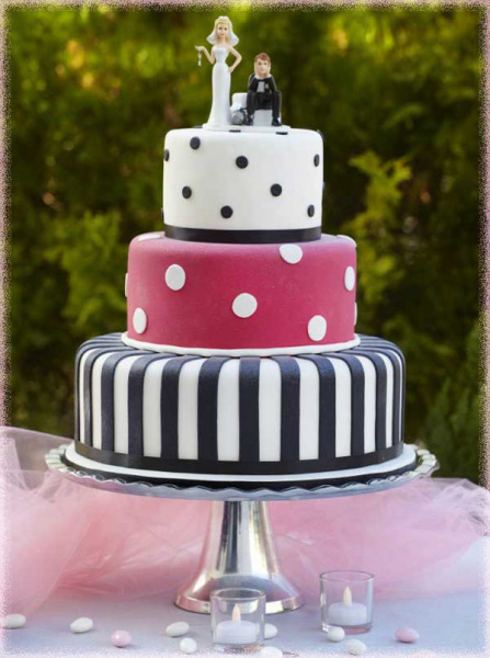 Torte mit lustiger Hochzeitspaar Figur