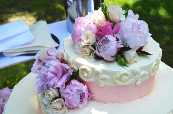 Hochzeitstorte mit Pfingstrosen