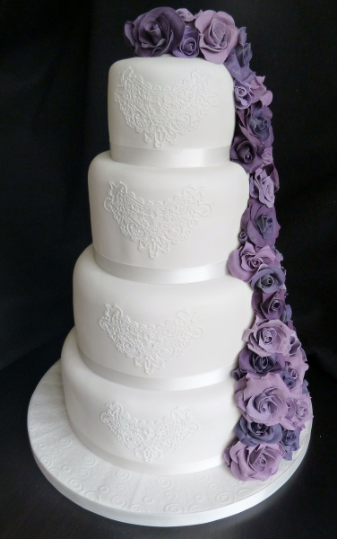Große Hochzeitstorte mit weißem Fondant