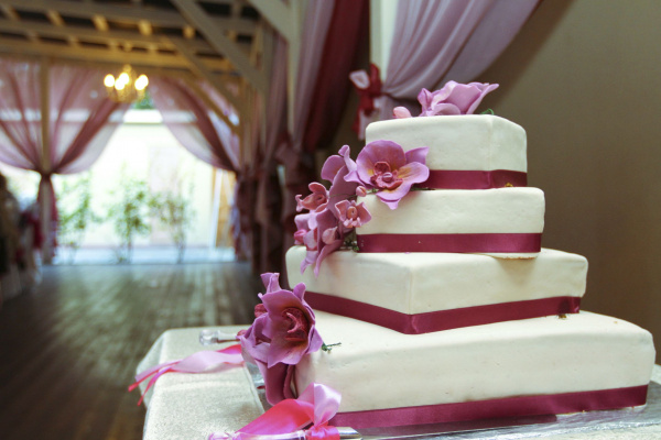 Viereckige Hochzeitstorte mit Orchideen