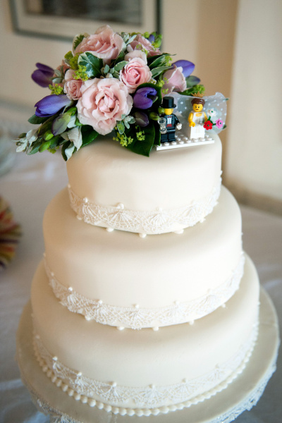 Edle Hochzeitstorte mit lustiger Brautpaarfigur