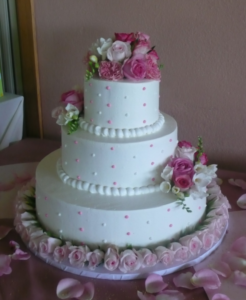 Rosa-weiße Hochzeitstorte mit echten Rosen