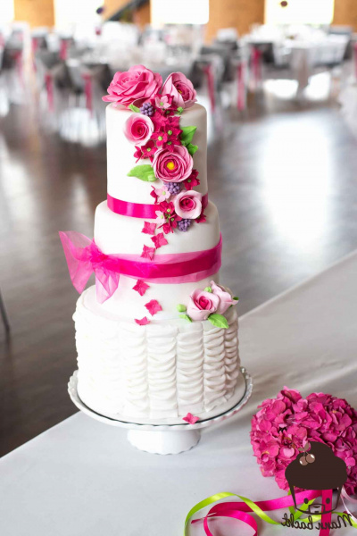 Ausgefallen Hochzeitstorte mit pinken Elementen