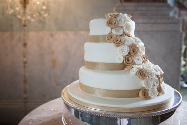 Edle Hochzeitstorte mit Zuckerblumen
