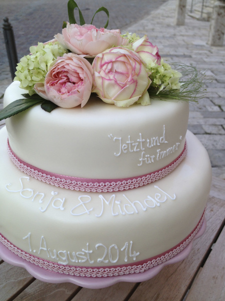 Hochzeitstorte für die Sommerhochzeit