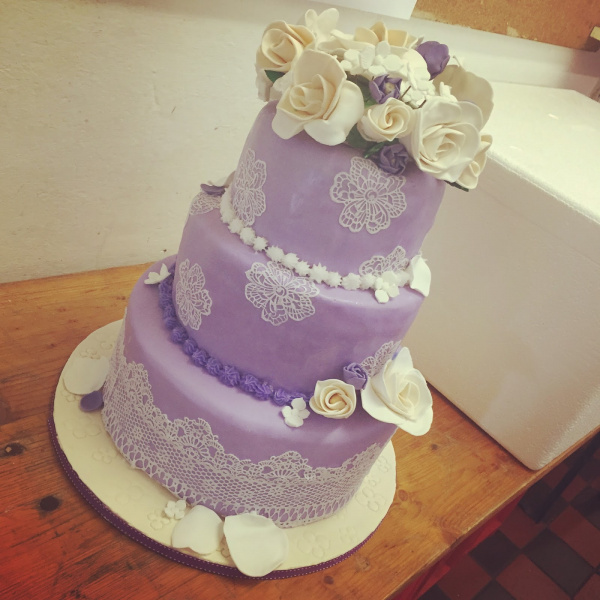 Lila Vintage Hochzeitstorte mit Spitze