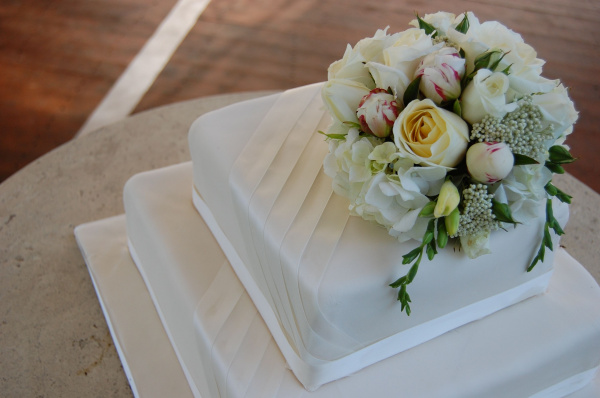 Eckige Hochzeitstorte mit Vintage Blumen